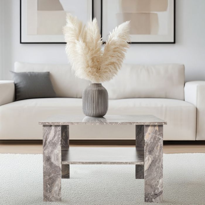 Firkantet stuebord med en ekstra hylde. Bordet er helt i gråt marmorlook.