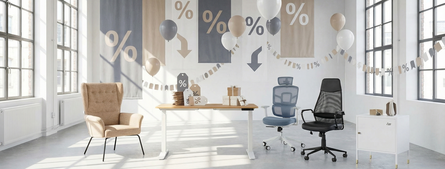 Forskellige kontorstole og kontormøbler i udsalg står i et hvidt, enkelt rum, og balloner med procenter svæver i loftet.